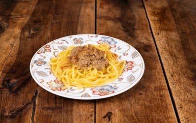 Lange, dicke Spaghetti mit Sardinensauce