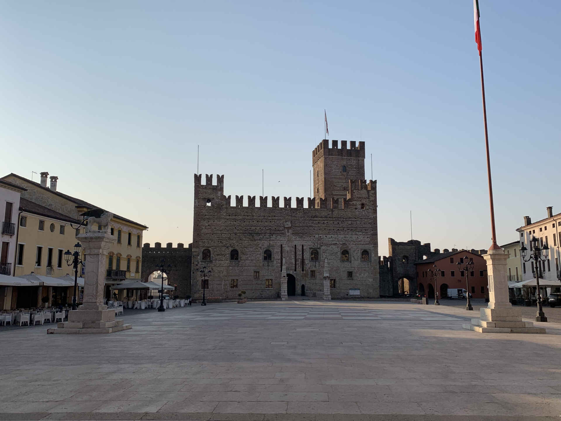 Marostica - Piazza degli scacchi e Castello inferiore Foto di Marostica, piazza degli scacchi e Castello inferiore